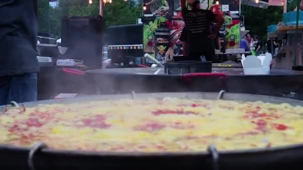 Jedzenie Ciężarówka Paella Gotowania Otwartym Ogniu — Wideo stockowe