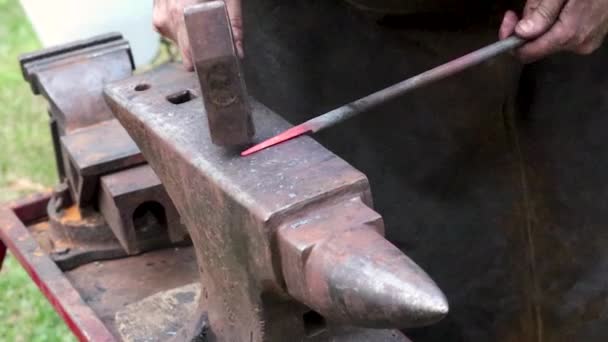 铁匠慢速锤击热铁的闭锁 — 图库视频影像