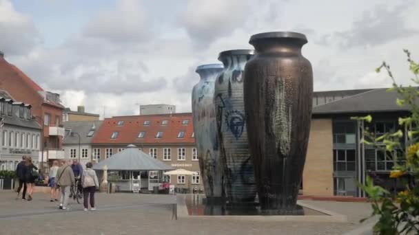 Pessoas Caminhando Pelos Frascos Roskilde Hestetorvet Roskilde Dinamarca Dia Nublado — Vídeo de Stock