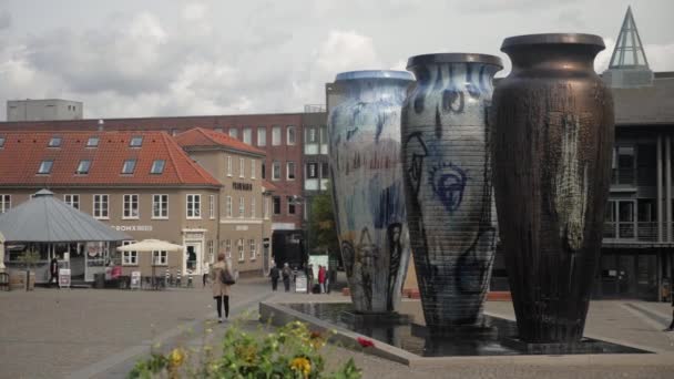 Personas Caminando Por Los Frascos Roskilde Hestetorvet Roskilde Dinamarca Mientras — Vídeo de stock