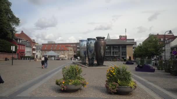 Turistas Caminhando Pelos Frascos Roskilde Hestetorvet Roskilde Dinamarca Visto Longe — Vídeo de Stock