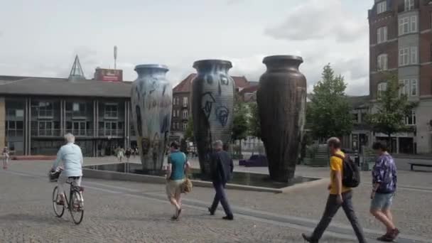 Panning Shot Persone Che Passeggiano Vicino Barattoli Roskilde Hestetorvet Roskilde — Video Stock