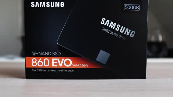 Kamera Przesuwa Się Kierunku Skrzynki Solid State Drive Momentu Gdy — Wideo stockowe