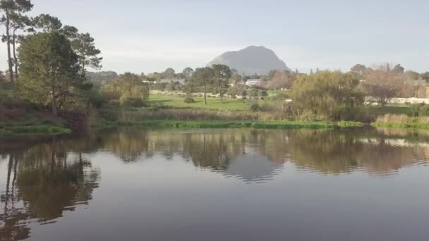 Drone Tiro Voando Baixo Sobre Barragem Lago — Vídeo de Stock