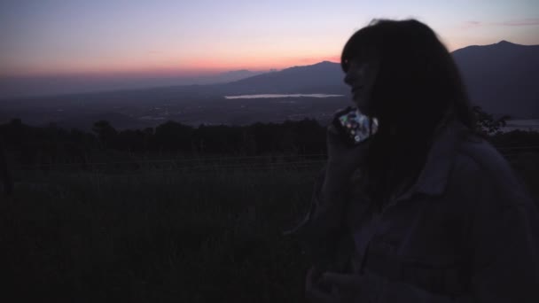 Hermosa Joven Llamada Hablar Con Teléfono Inteligente Atardecer Sobre Lago — Vídeo de stock