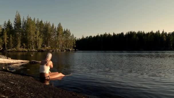 Junge Frau Bikini Und Weißem Oberteil Sitzt Sonnenuntergang Wasser — Stockvideo