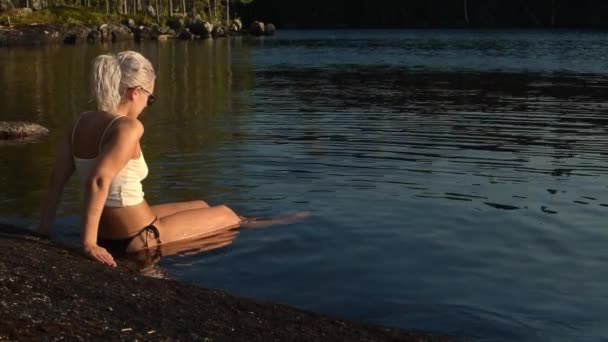 Jovem Mulher Biquíni Top Branco Sentada Água Pôr Sol — Vídeo de Stock