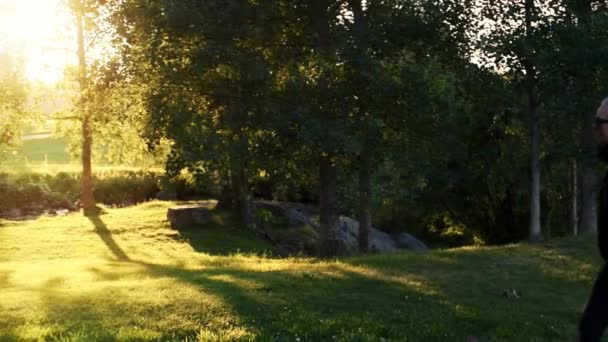 Mladá Žena Kráčí Parku Silným Slunečním Světlem Procházející Mezi Stromy — Stock video