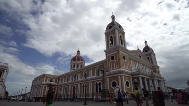 ニカラグアのグラナダ大聖堂の興味深い景色中央アメリカに位置しています 黄色の壁と美しい建物 素晴らしい建築物だ — ストック動画