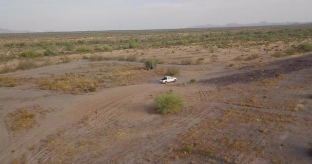 Drón Követi Fehér Teherautó Versenyzés Körül Kanyarban Egy Sivatagi Ösvényen — Stock videók