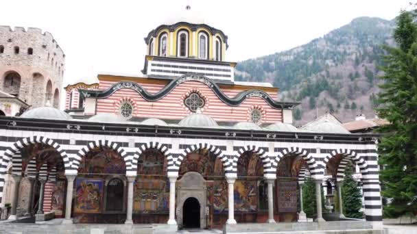 在保加利亚Rila修道院行走 — 图库视频影像