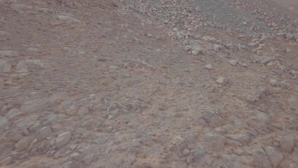 在阿拉伯联合酋长国山区被压扁的无人机 — 图库视频影像