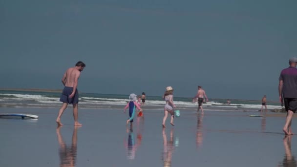 Due Uomini Due Bambini Camminano Corrono Una Spiaggia Sabbiosa Francia — Video Stock