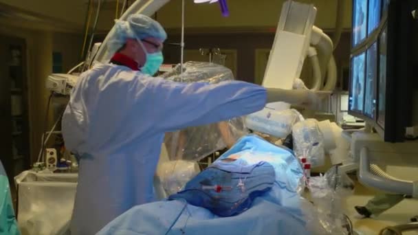 Läkare Som Förbereder Operation Ett Cath Lab — Stockvideo