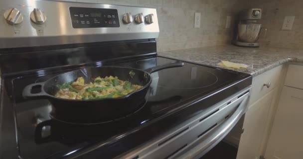 Χυτοσιδηρούν Τηγάνι Ατμού Αυγό Τυρί Muenster Σπανάκι Και Πατάτες Omlette — Αρχείο Βίντεο