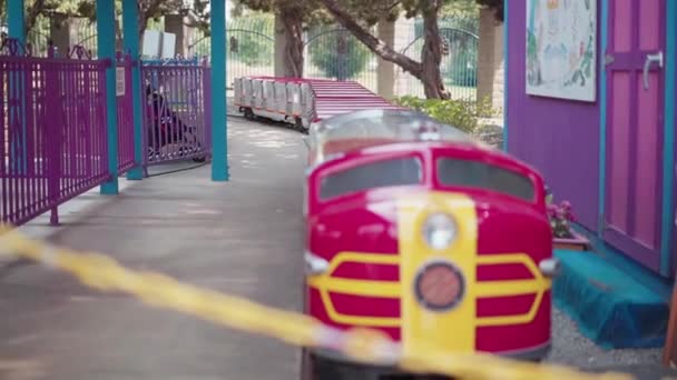 Mini Balade Train Vide Parc Attractions Pour Tout Petits — Video