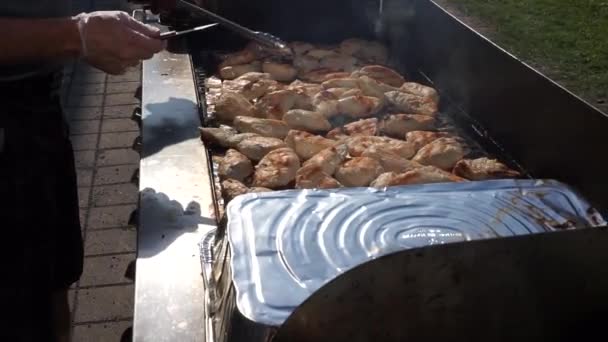 在烤肉上煮鸡肉 — 图库视频影像
