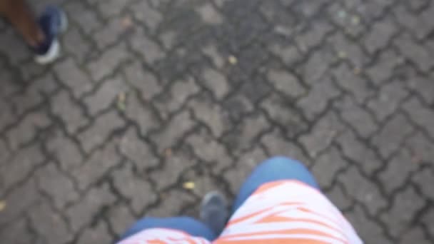 Shot Mans Feet Walking Sidewalk Kapské Město Slow Motion — Stock video