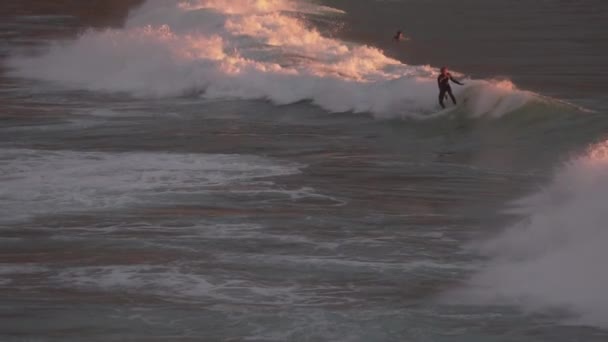 Surfer Bricht Die Welle Slow Motion Camps Bay Kapstadt — Stockvideo