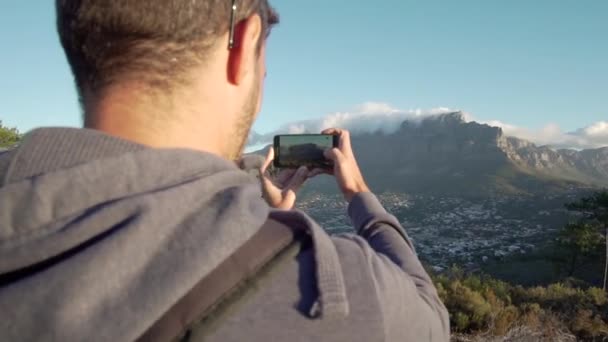 Mann Fotografiert Tafelberg Mit Seinem Handy Zeitlupe Kapstadt Südafrika — Stockvideo