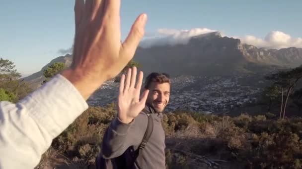 Vrienden Klappen Handen Slow Motion Met Tafelberg Achtergrond — Stockvideo