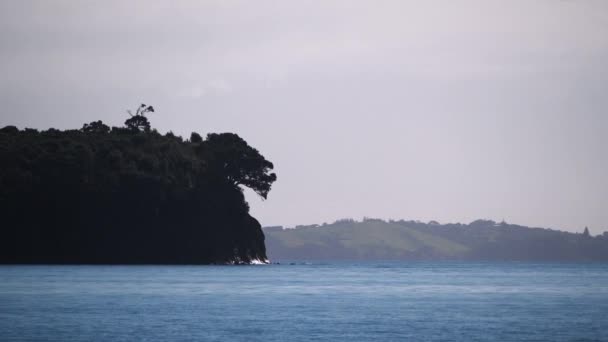 Повільний Рух Дрейфує Над Океанським Видом Узбережжя Рухаючись Проти Віддаленого — стокове відео