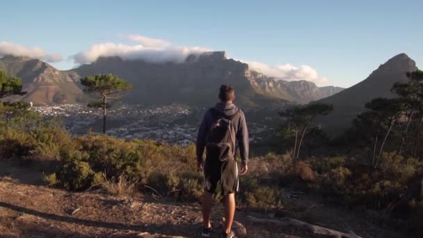 Hombre Levantando Las Manos Vista Table Mountain Ciudad Del Cabo — Vídeos de Stock