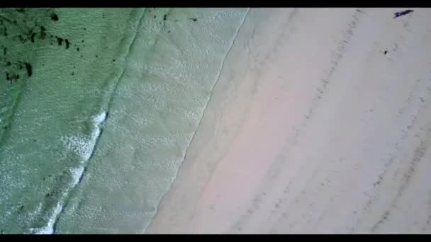 在哈里斯岛上的卢斯坎雷海滩上空飞行 海浪在海滩上奔流 — 图库视频影像