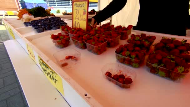 Marknadsaktör Avveckla Jordgubbar Att Visa Marknaden Stall — Stockvideo