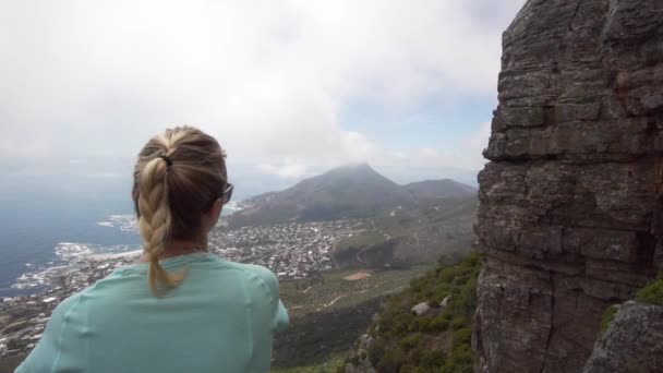 Mädchen Blicken Von Kasteelspoort Aus Zeitlupe Auf Kapstadt Und Den — Stockvideo