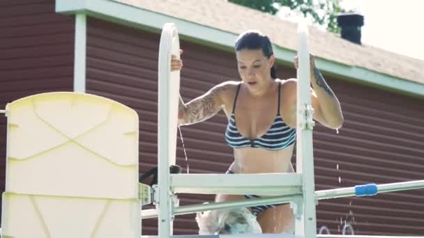Sexy Vrouw Een Bikini Komend Uit Het Zwembad — Stockvideo