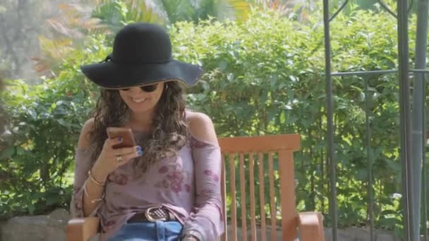 Mujer Bastante Hispana Con Gafas Sol Sombrero Elegante Con Teléfono — Vídeo de stock