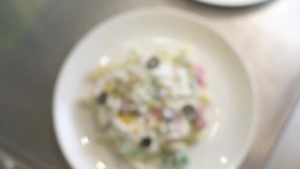 Savoureux Veg Salade Pâtes Aux Olives Noires Mayonnaise Poivrons Rouges — Video
