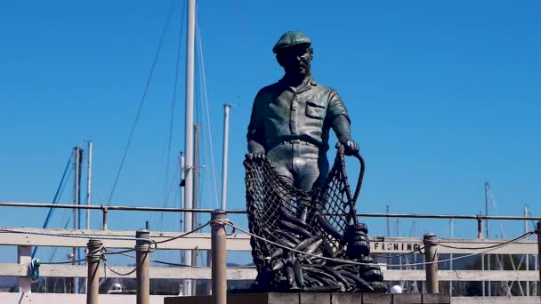 Lovitură Lungă Unei Statui Unui Pescar Wharf — Videoclip de stoc