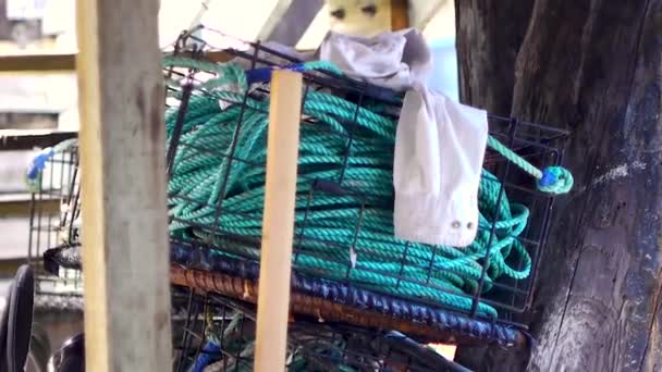 Plan Moyen Corde Pêche Enroulé Dans Une Bobine Sur Jetée — Video