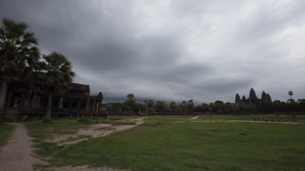 Angkor Wat Camboja Com Nuvens Escuras Tempestade Estação Das Monções — Vídeo de Stock