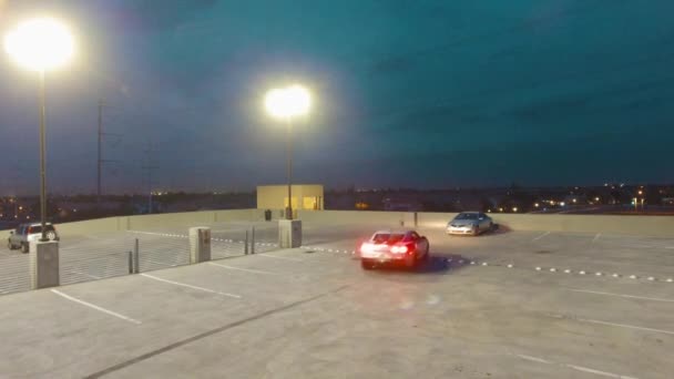Vue Aérienne Par Drone Voiture Conduite Sur Toit Parking Crépuscule — Video