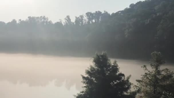 Eine Pfanne Über Dem See Mit Nebel Der Aus Dem — Stockvideo