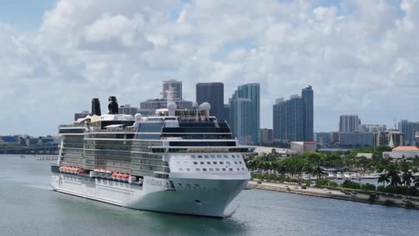 Kreuzfahrtschiff Verlässt Den Hafen Von Miami — Stockvideo