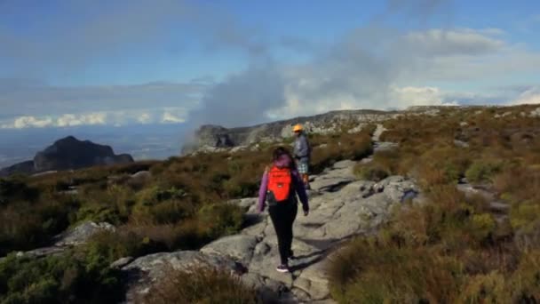 Macchina Fotografica Seguendo Una Donna Camminando Sentiero Montagna Tavolo — Video Stock