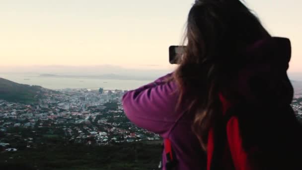 Kamera Hinter Einer Frau Die Ein Foto Tafelberg Macht — Stockvideo
