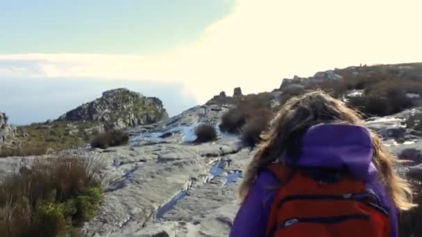 Cámara Siguiendo Una Mujer Caminando Por Sendero Montaña Mesa — Vídeos de Stock