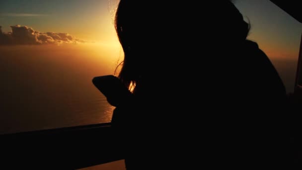 Vrouw Kijkend Naar Verbazingwekkende Zonsondergang Uitzicht Tafelberg — Stockvideo