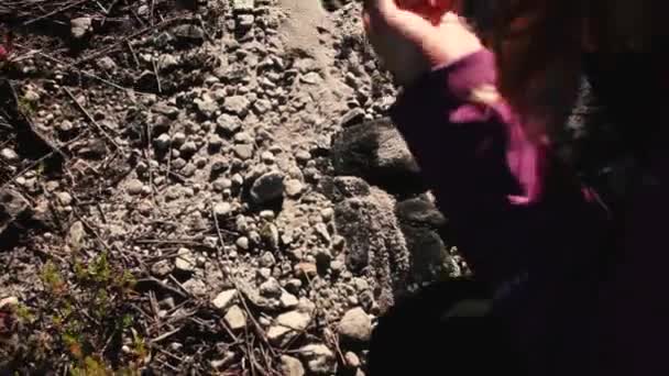 Mujer Explorando Las Piedras Montaña Mesa — Vídeos de Stock