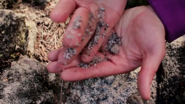 Femme Explorer Les Pierres Montagne Table — Video