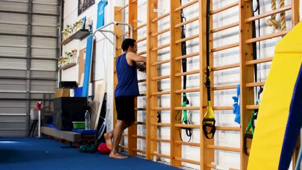 Jimnastik Fitness Elementlerine Dayanarak Hala Ayak Bileği Egzersizleri Çekiliyor — Stok video