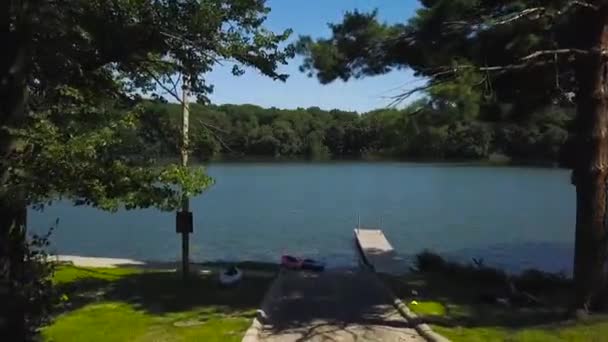 Drone Vuela Través Los Árboles Sobre Hermoso Lago — Vídeo de stock