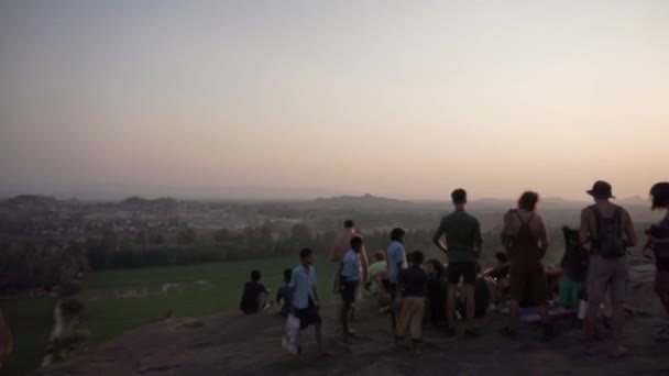 Panning Skott Grupp Som Tittar Solnedgången Hampi Indien — Stockvideo