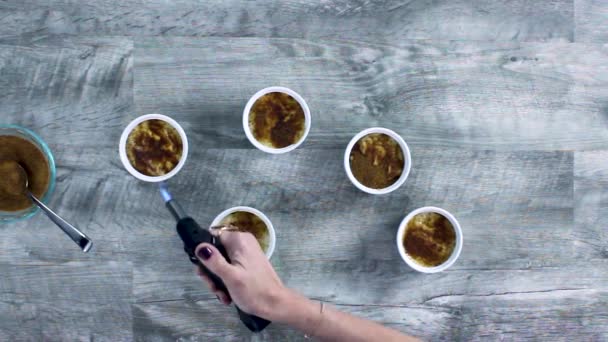 Feneri Eriyen Creme Brulee Tepesini Açıyorum — Stok video