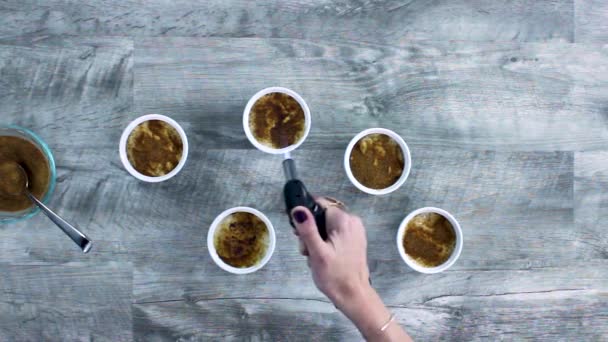 Meleleh Gula Creme Brulee Dengan Torch Top — Stok Video